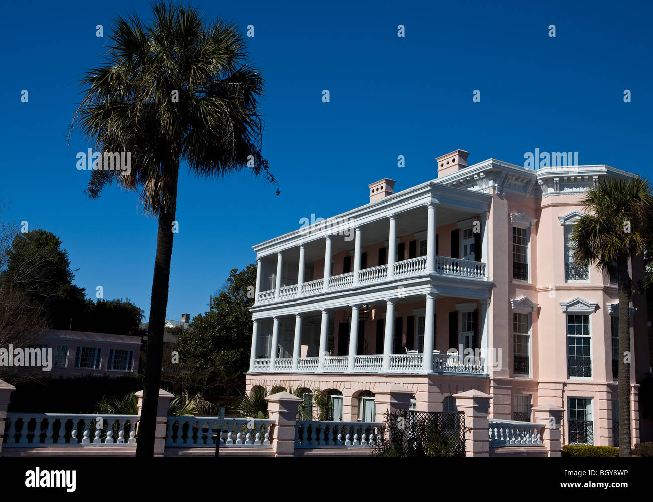 Grande rose Antebellum chambre balcon porches et arbre Palmetto, Charleston, Caroline du Sud, États-Unis d'Amérique. Banque D'Images