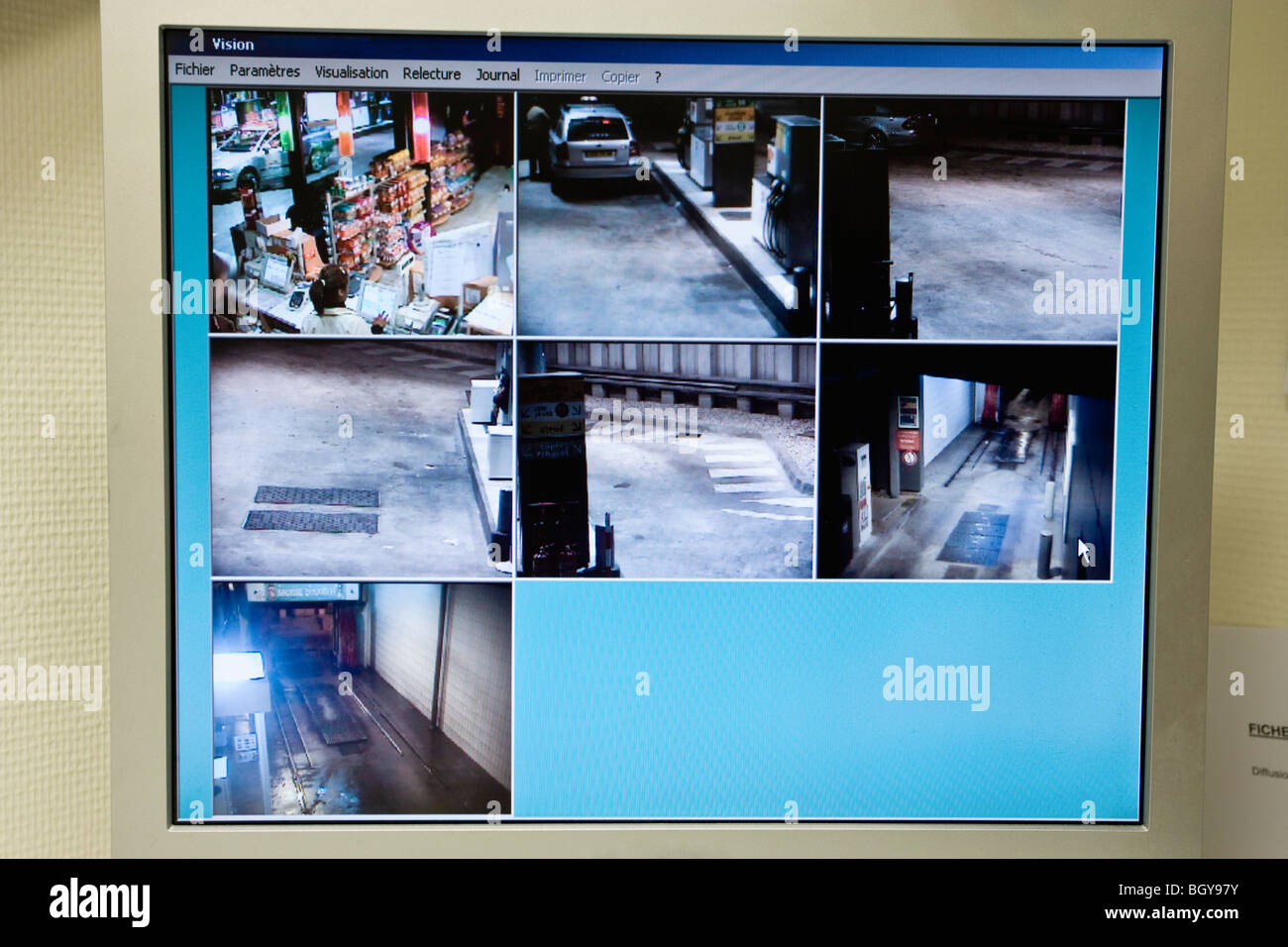 Dispaying écran les images capturées par la caméra de surveillance Banque D'Images