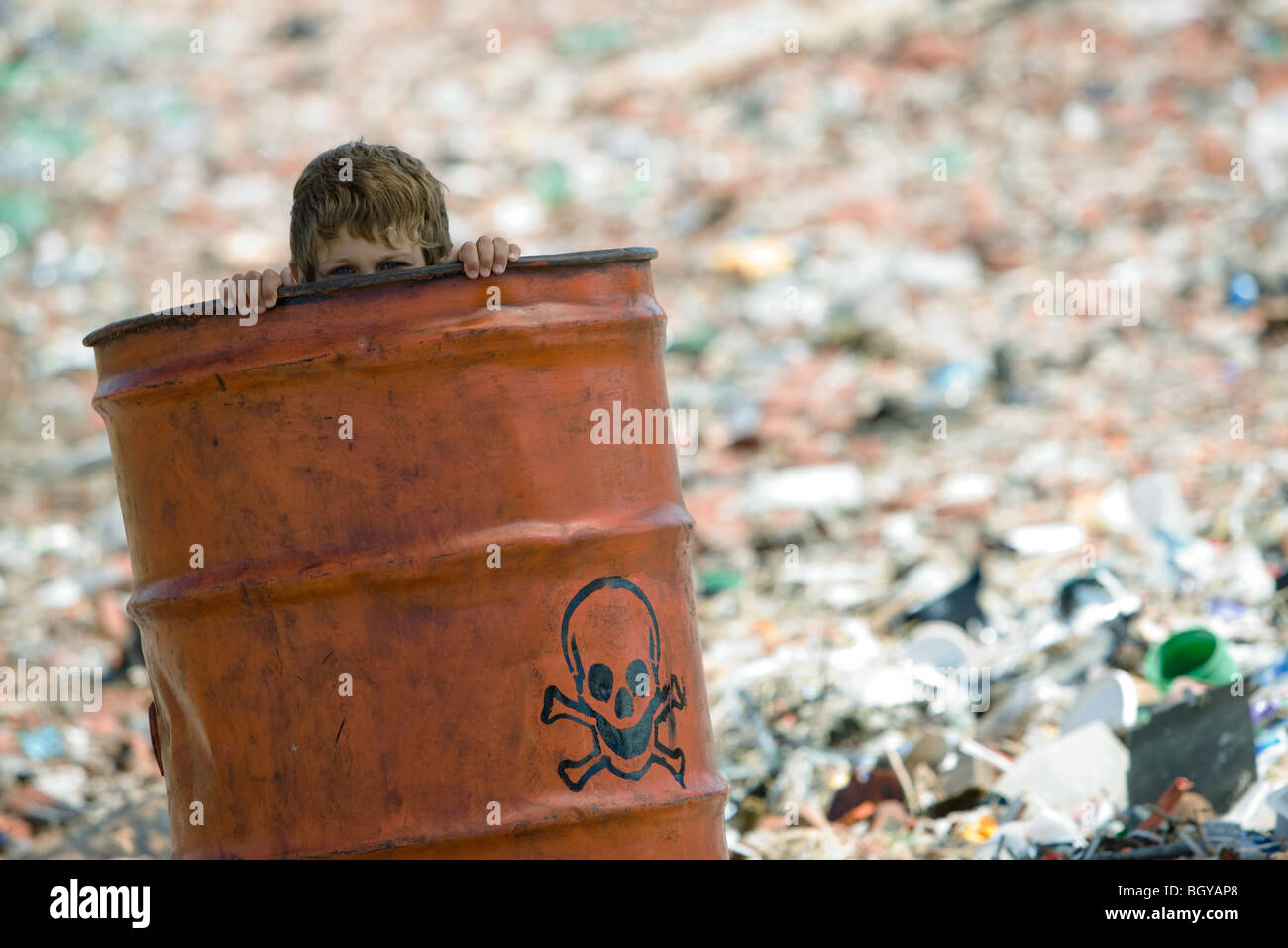 De l'enfant fût métallique marquée avec crâne et os, entouré par l'enfouissement Banque D'Images De l'enfant fût métallique marquée avec crâne et os, entouré par l'enfouissement Banque D'Images