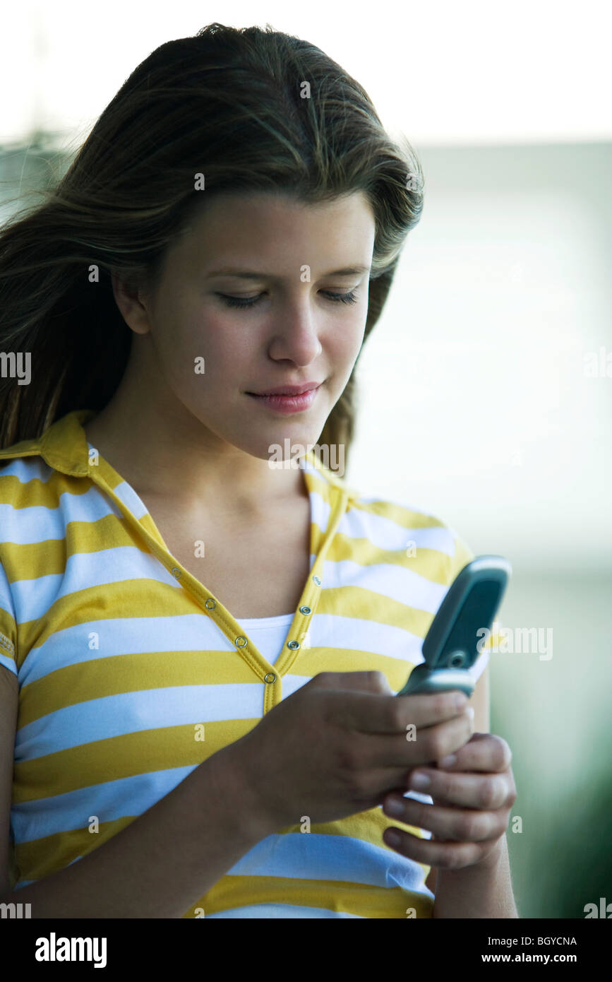 Young woman text messaging Banque D'Images