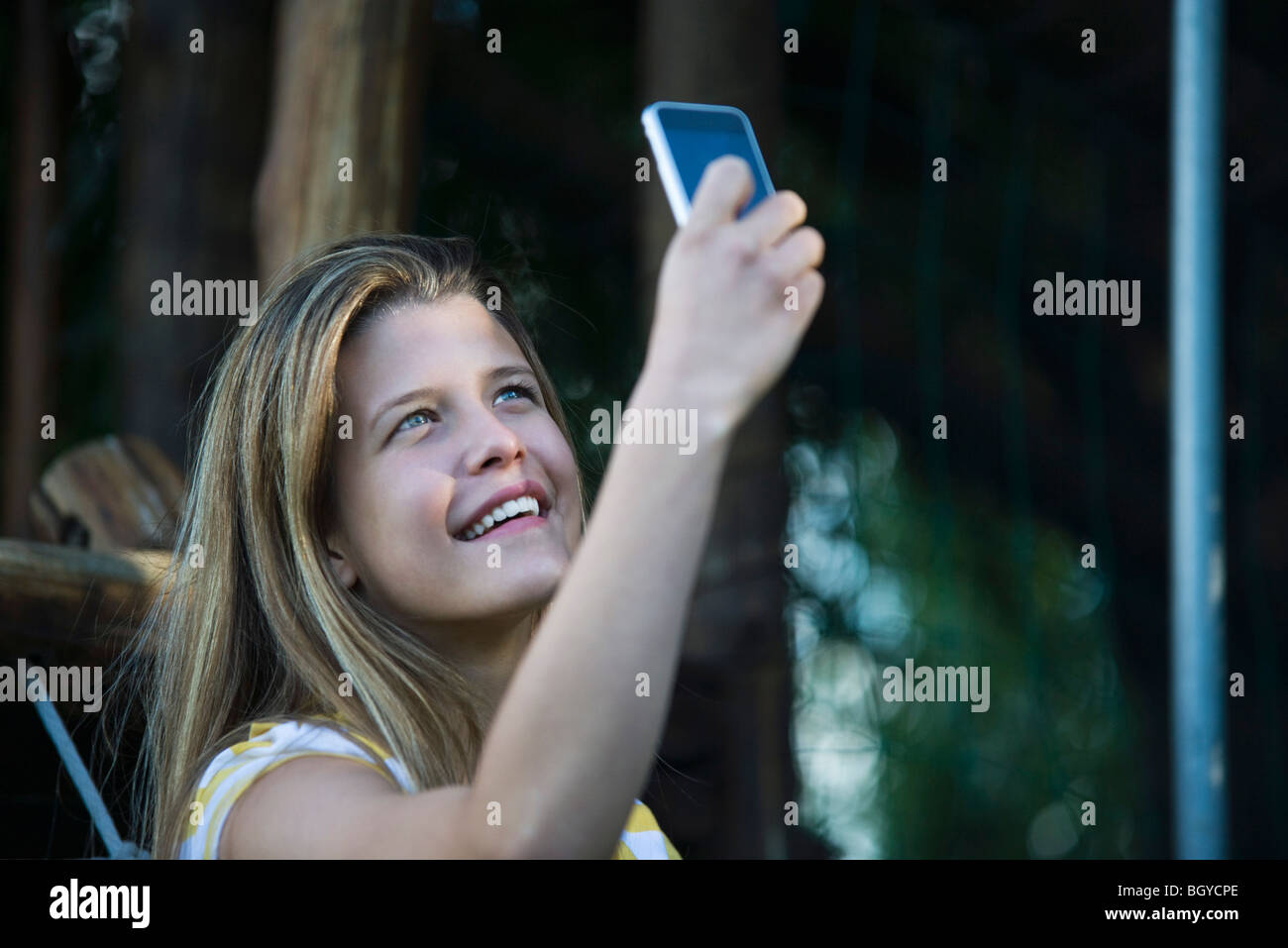 Young woman photographing soi avec le photophone Banque D'Images
