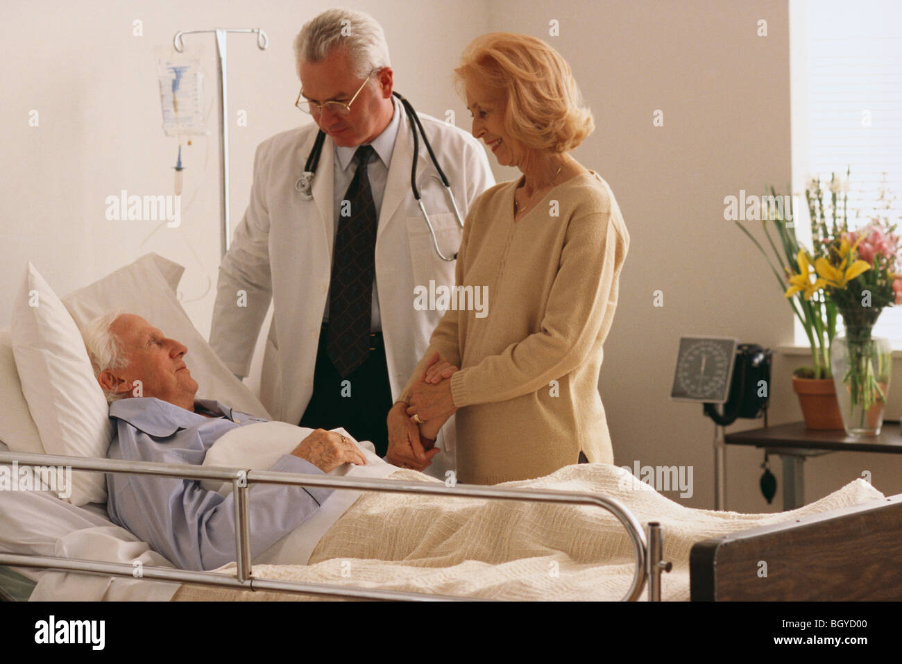 Doctor talking to patient Banque D'Images