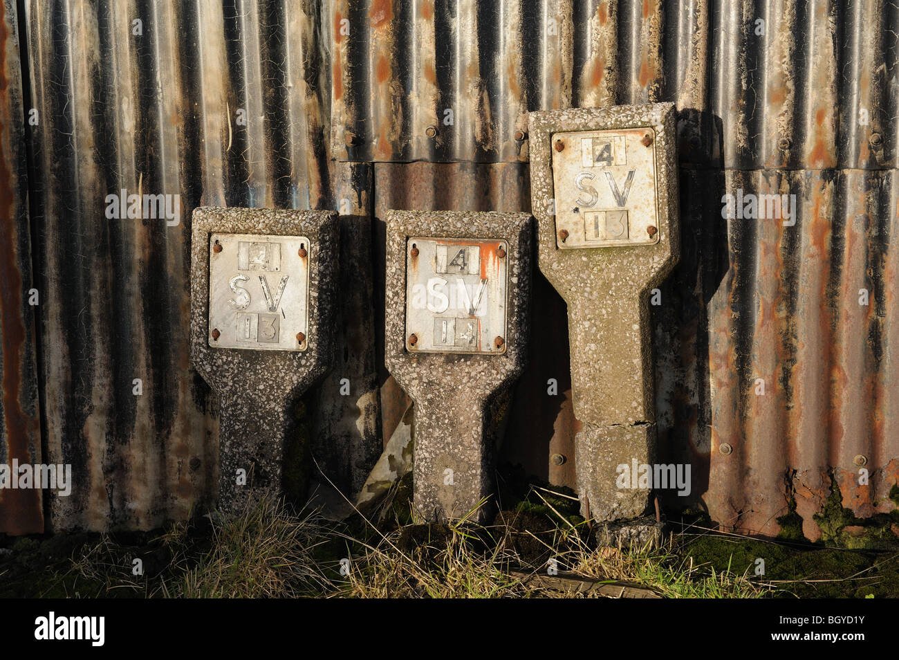 Hangar en tôles ondulées rouillées et signes d'incendie Banque D'Images