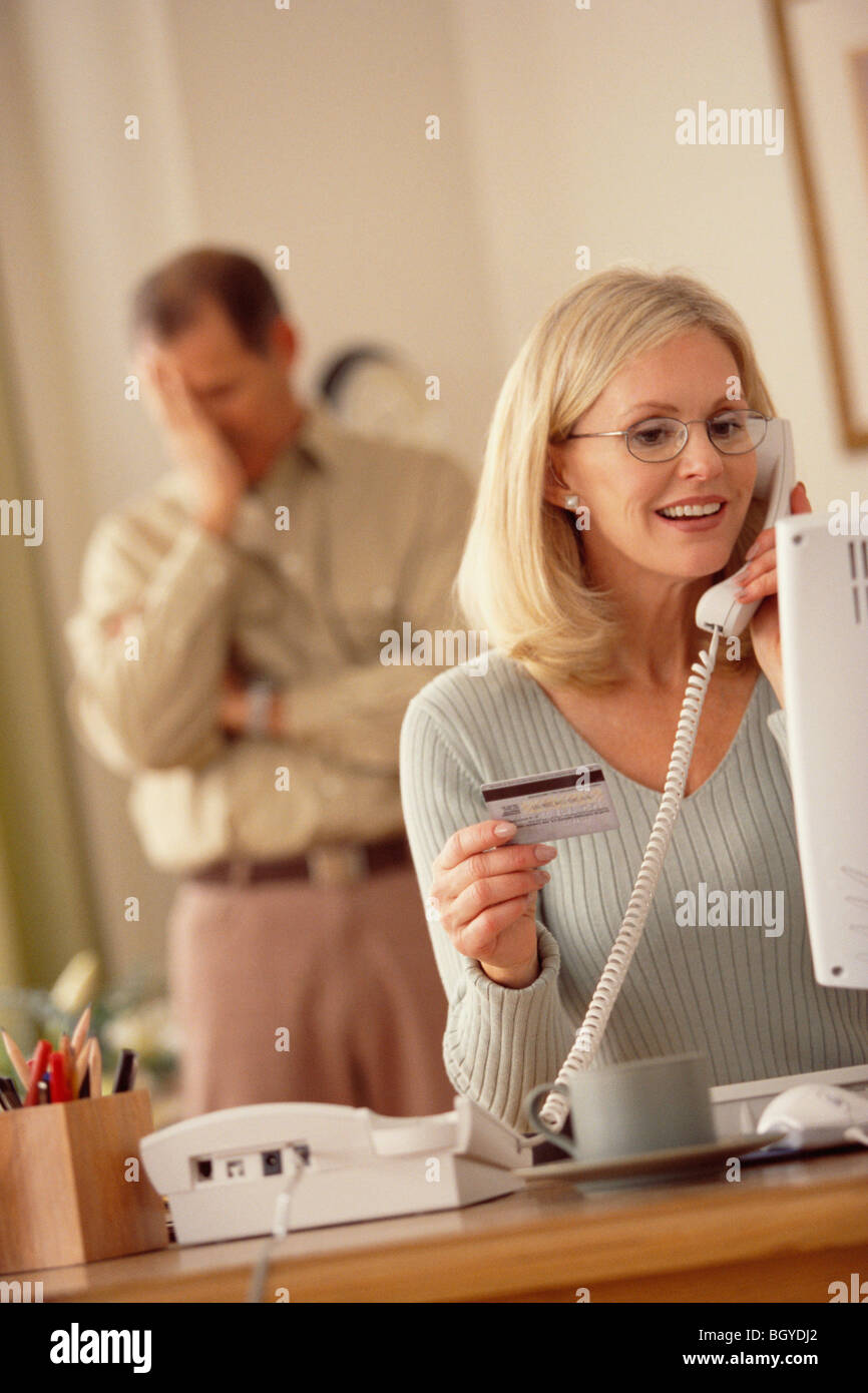 Woman talking on telephone Banque D'Images