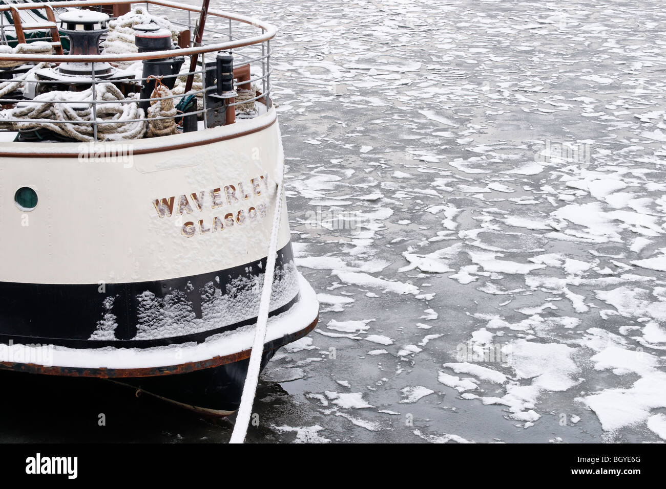 Le Waverley vapeur à aubes et une rivière gelée Clyde sur Pacific Quay, Glasgow, Ecosse, Royaume-Uni. Banque D'Images