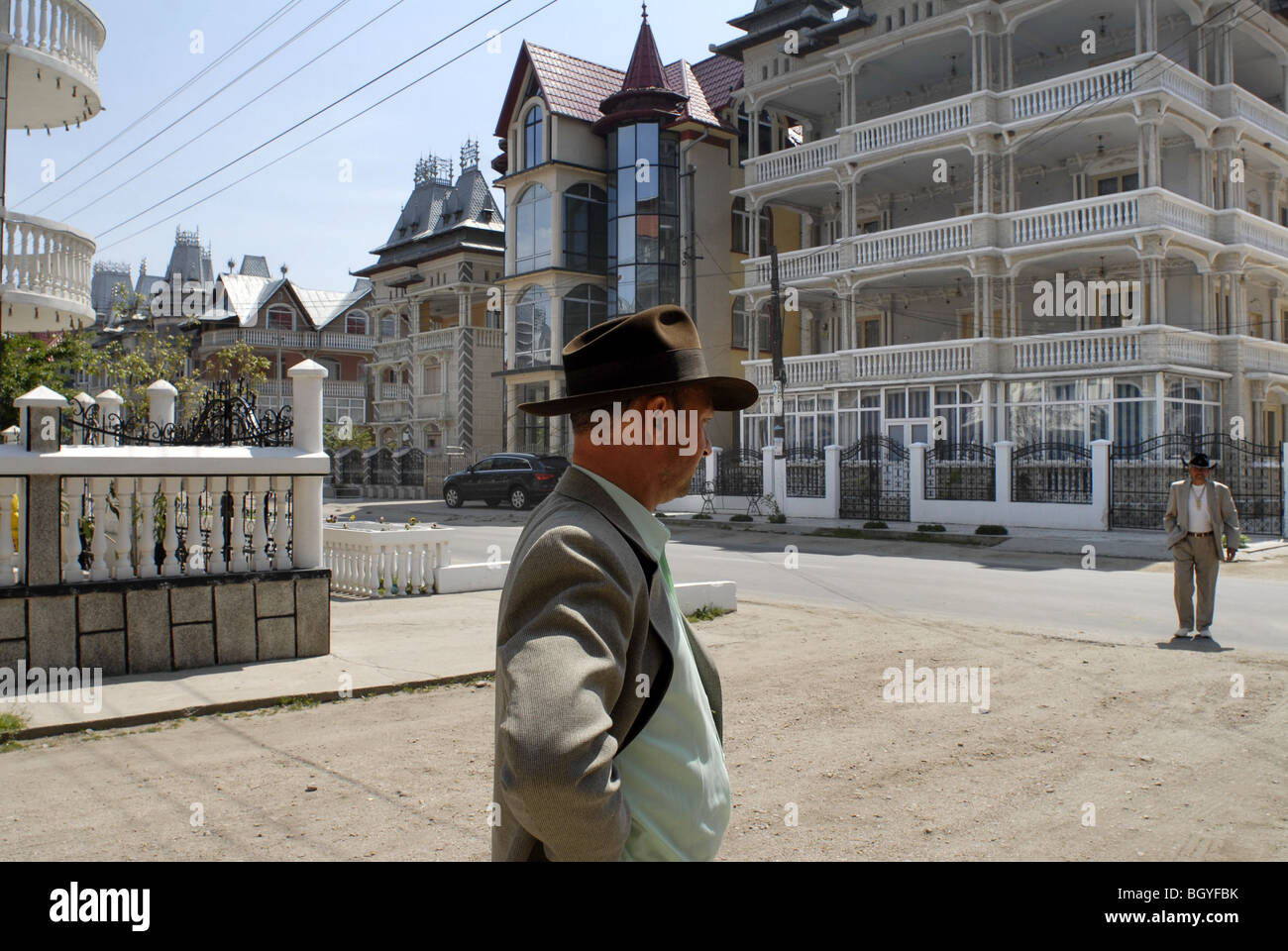 Maisons du village de gitans riche buzescu, au sud de la Roumanie Banque D'Images