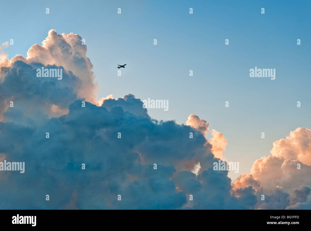 Les nuages et l'airplane Banque D'Images