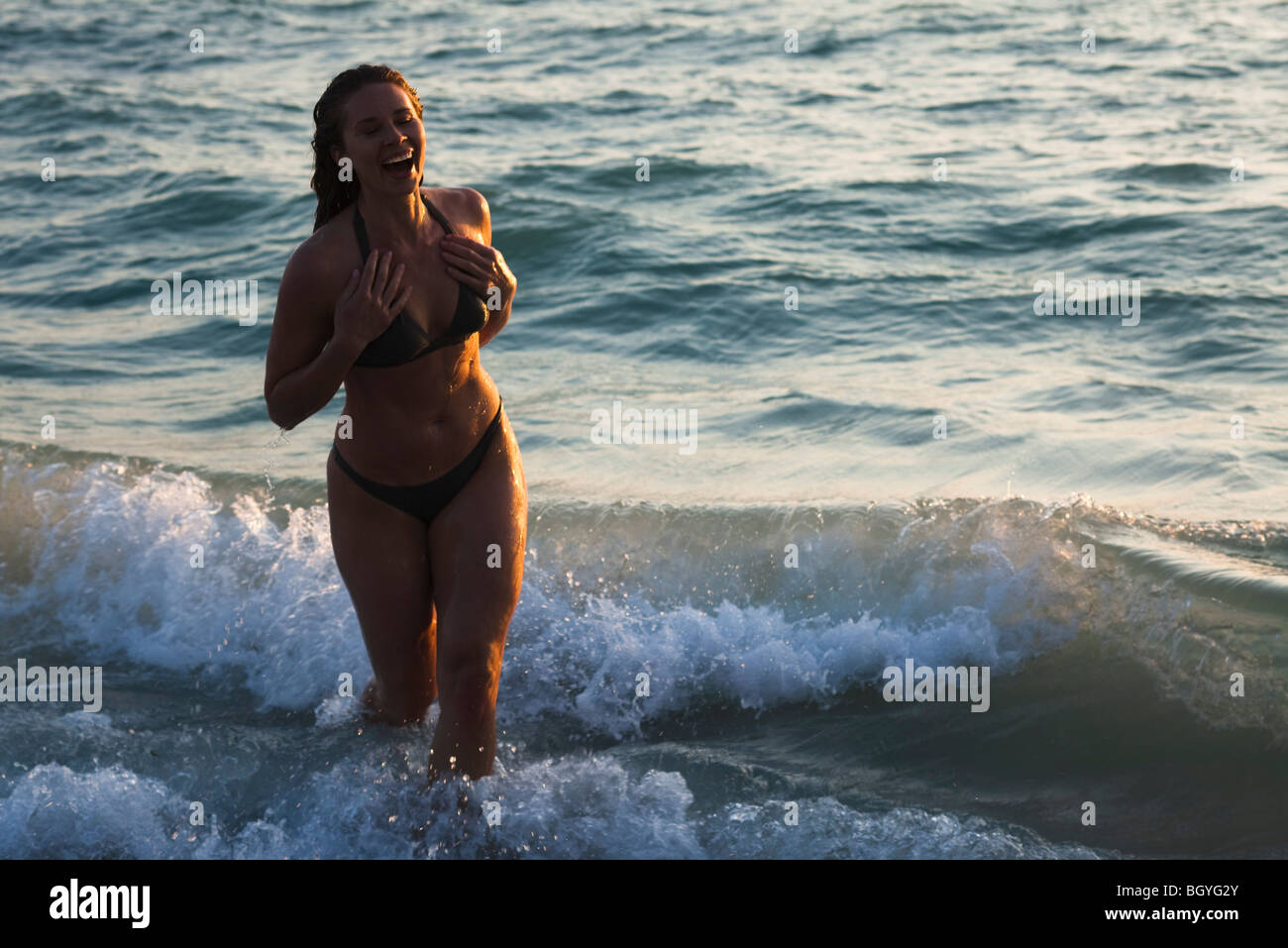 Femme Ronde Bikini Banque d'image et photos - Alamy