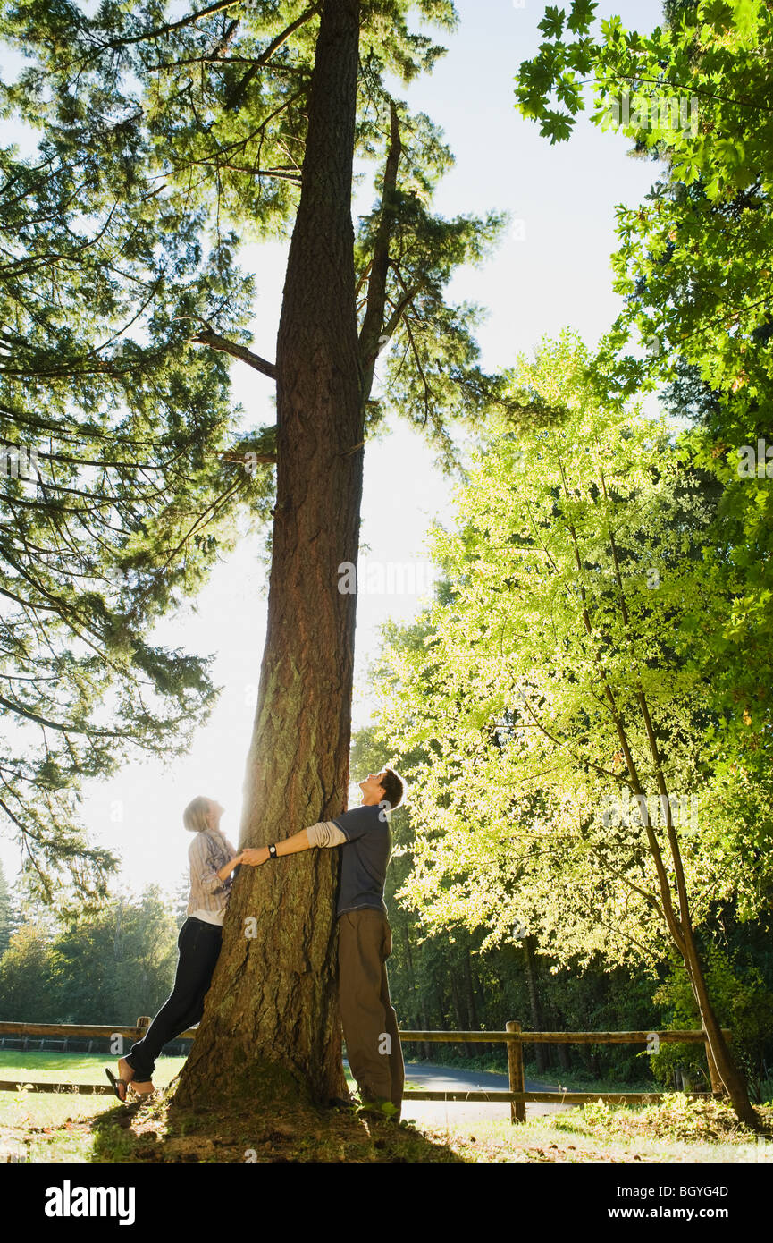 Couple hugging tree Banque D'Images