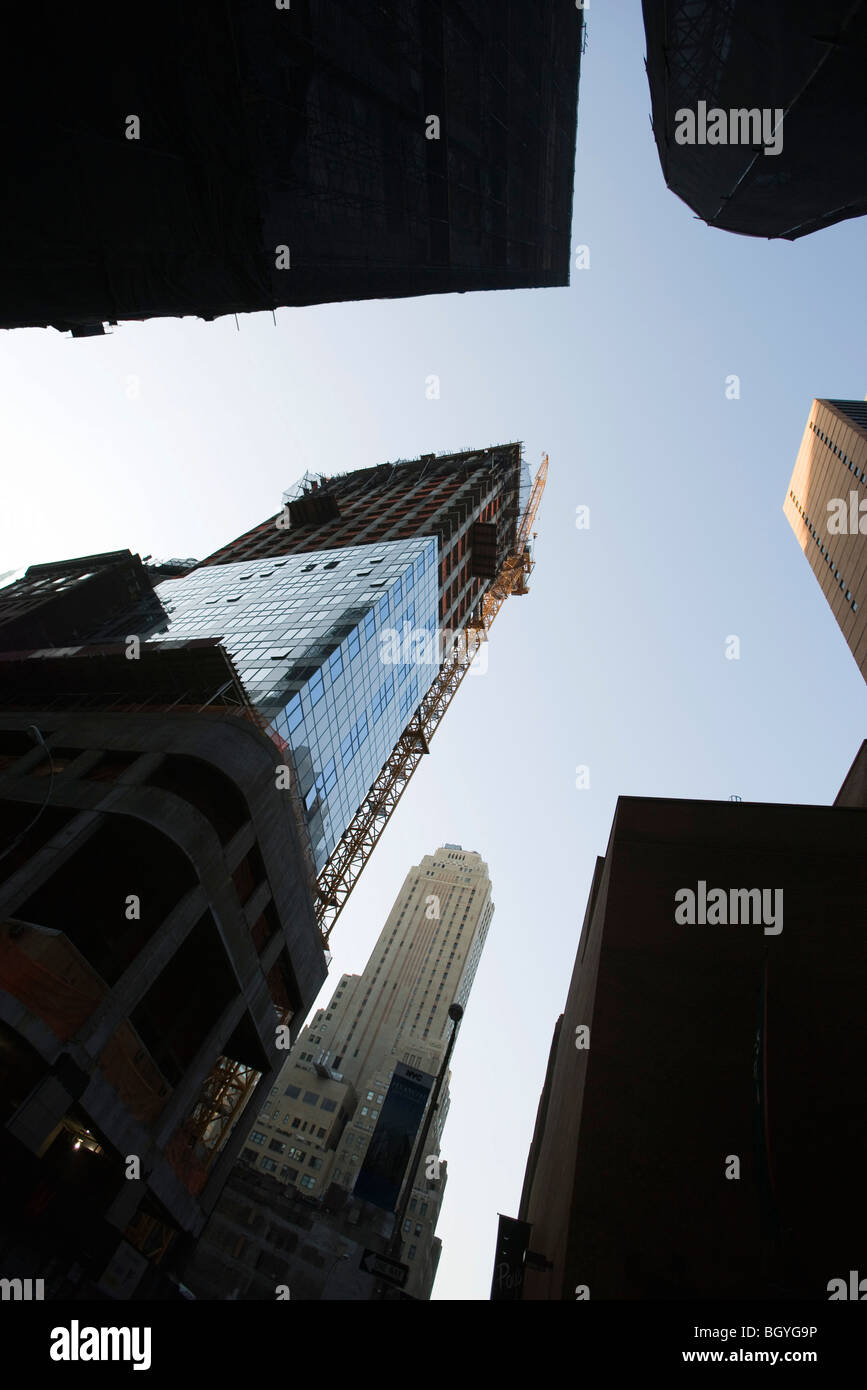 Gratte-ciel de Manhattan en construction entourée d'autres immeubles de grande hauteur, low angle view, NYC Banque D'Images
