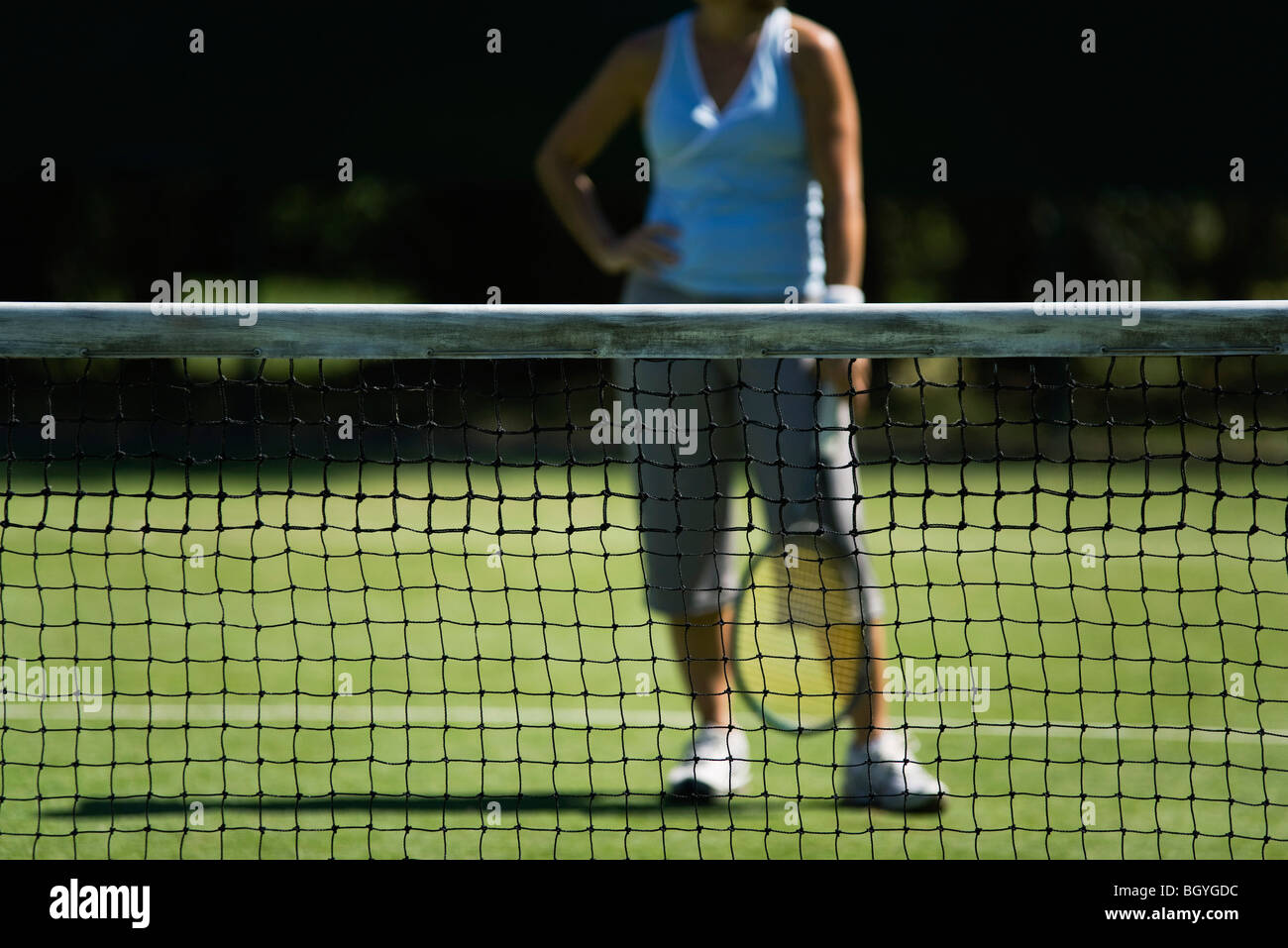 Filet de tennis, tennis player with hand on hip en arrière-plan Banque D'Images