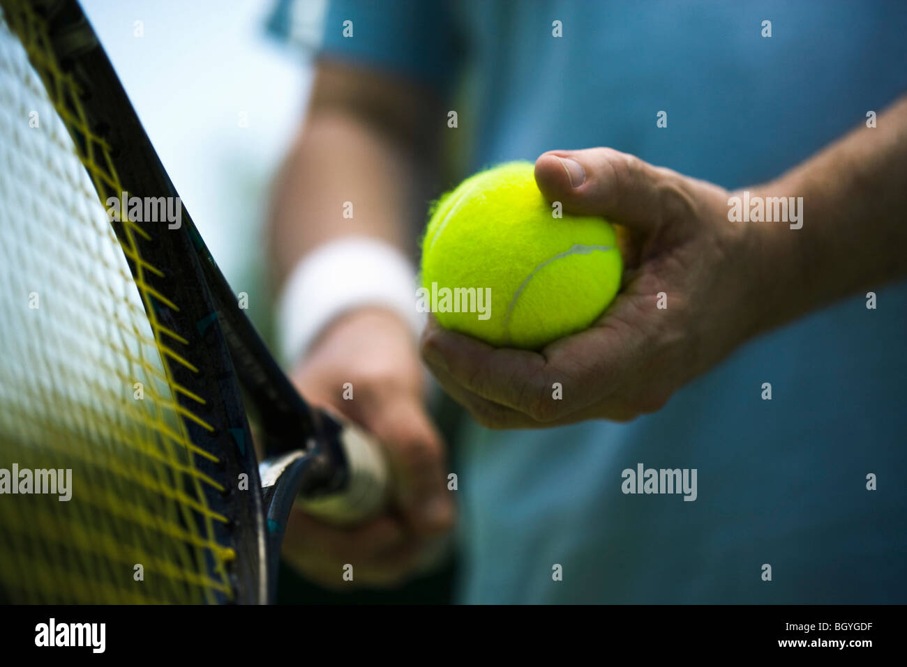 Joueur de tennis se préparer à servir, cropped Banque D'Images