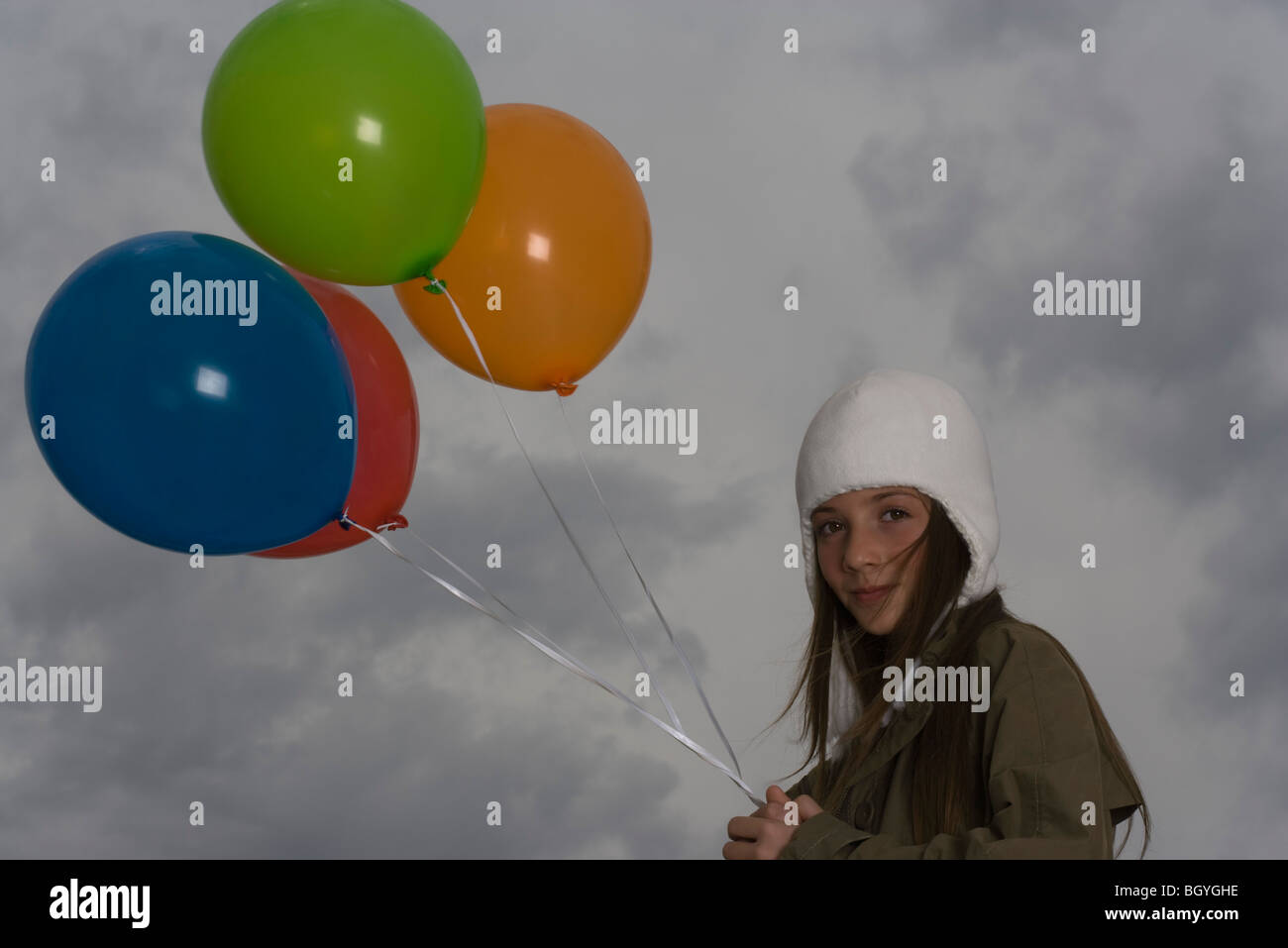 Femme avec des ballons par jour nuageux Banque D'Images