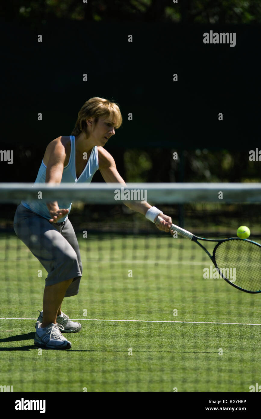 Femme jouant au tennis Banque D'Images