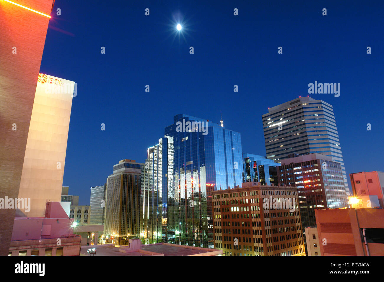 Oklahoma City, Oklahoma, Texas, le centre-ville, le soir, la lune Banque D'Images