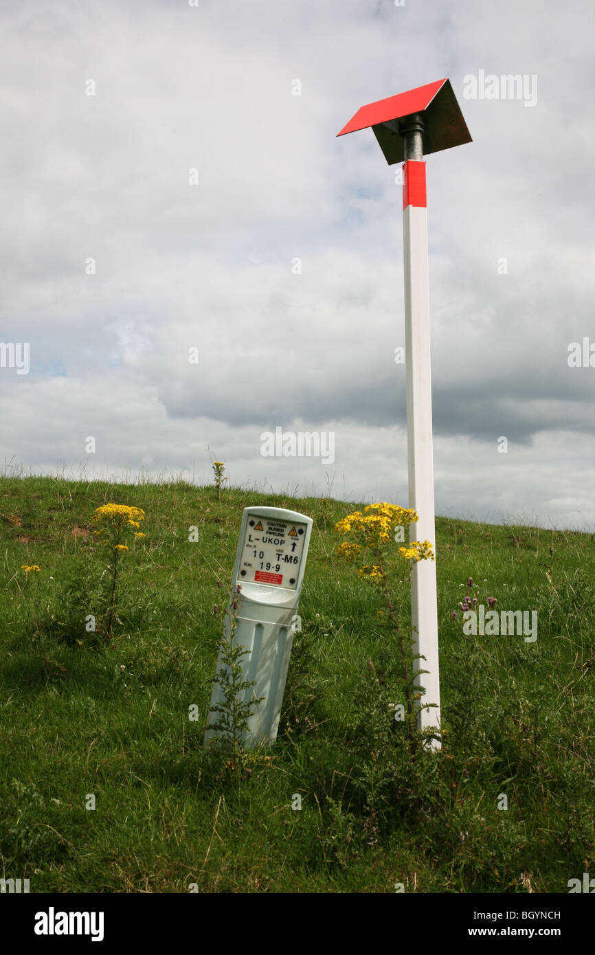 Marqueur fluorescent avec l'oléoduc et d'un haut message montrant où le pipe line est positionné Banque D'Images