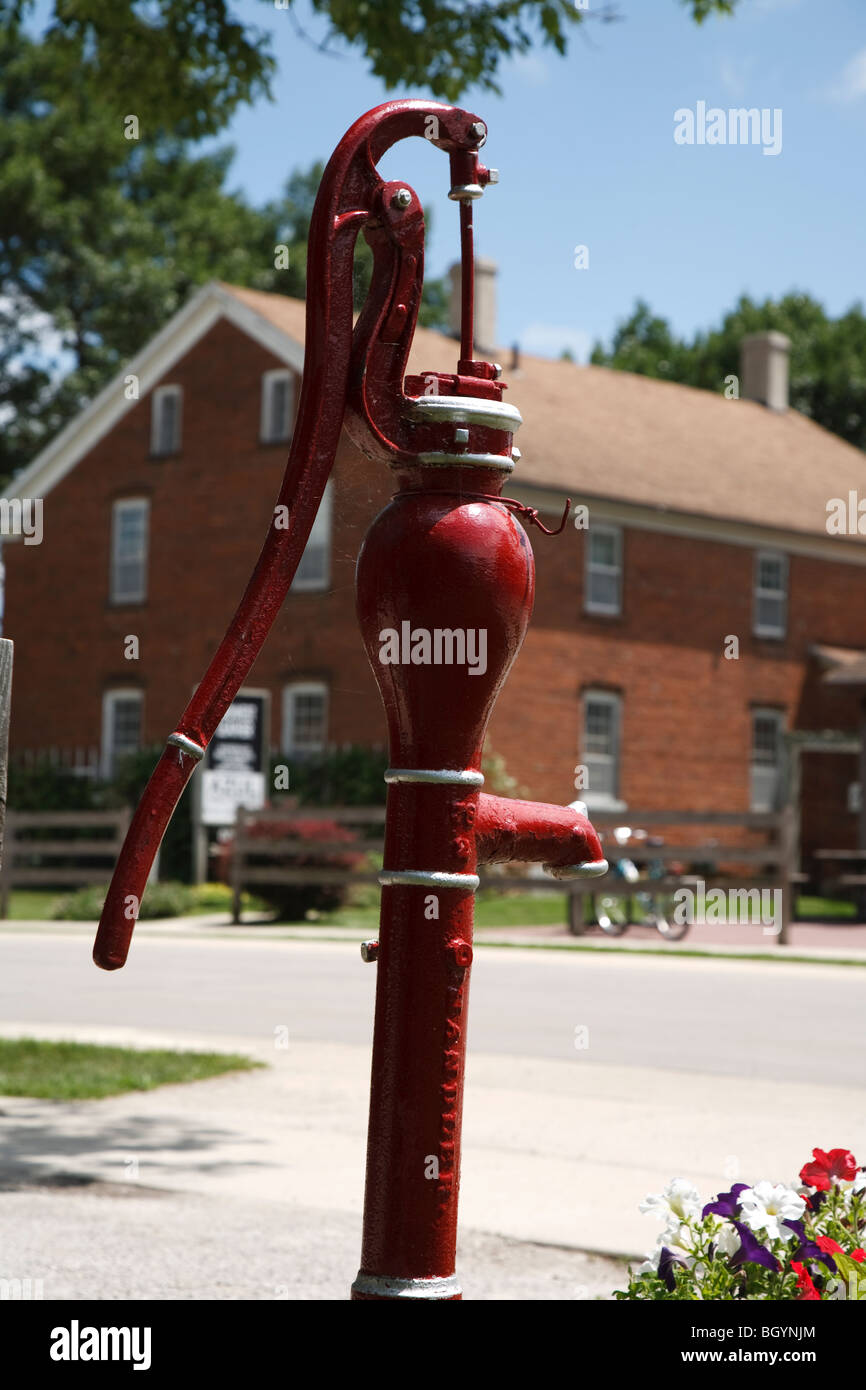 Ancienne pompe à eau rouge à l'Amana Colonies, Iowa, États-Unis Banque D'Images