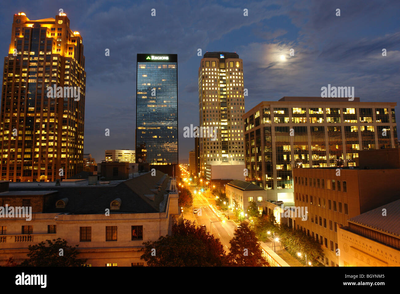 Birmingham, AL, Alabama, le centre-ville, Skyline, soir de pleine lune, Banque D'Images