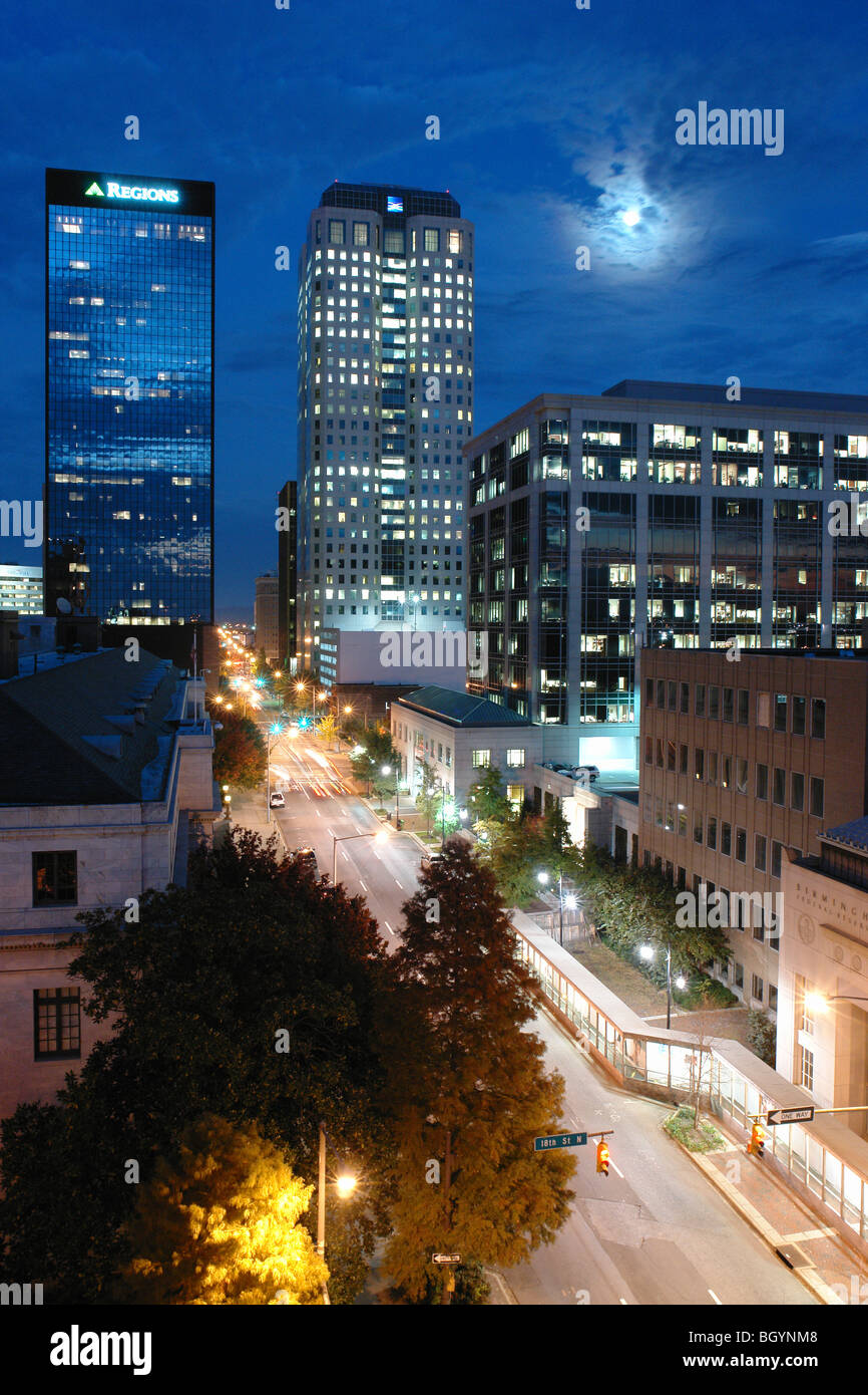 Birmingham, AL, Alabama, le centre-ville, Skyline, soir, pleine lune, antenne Banque D'Images