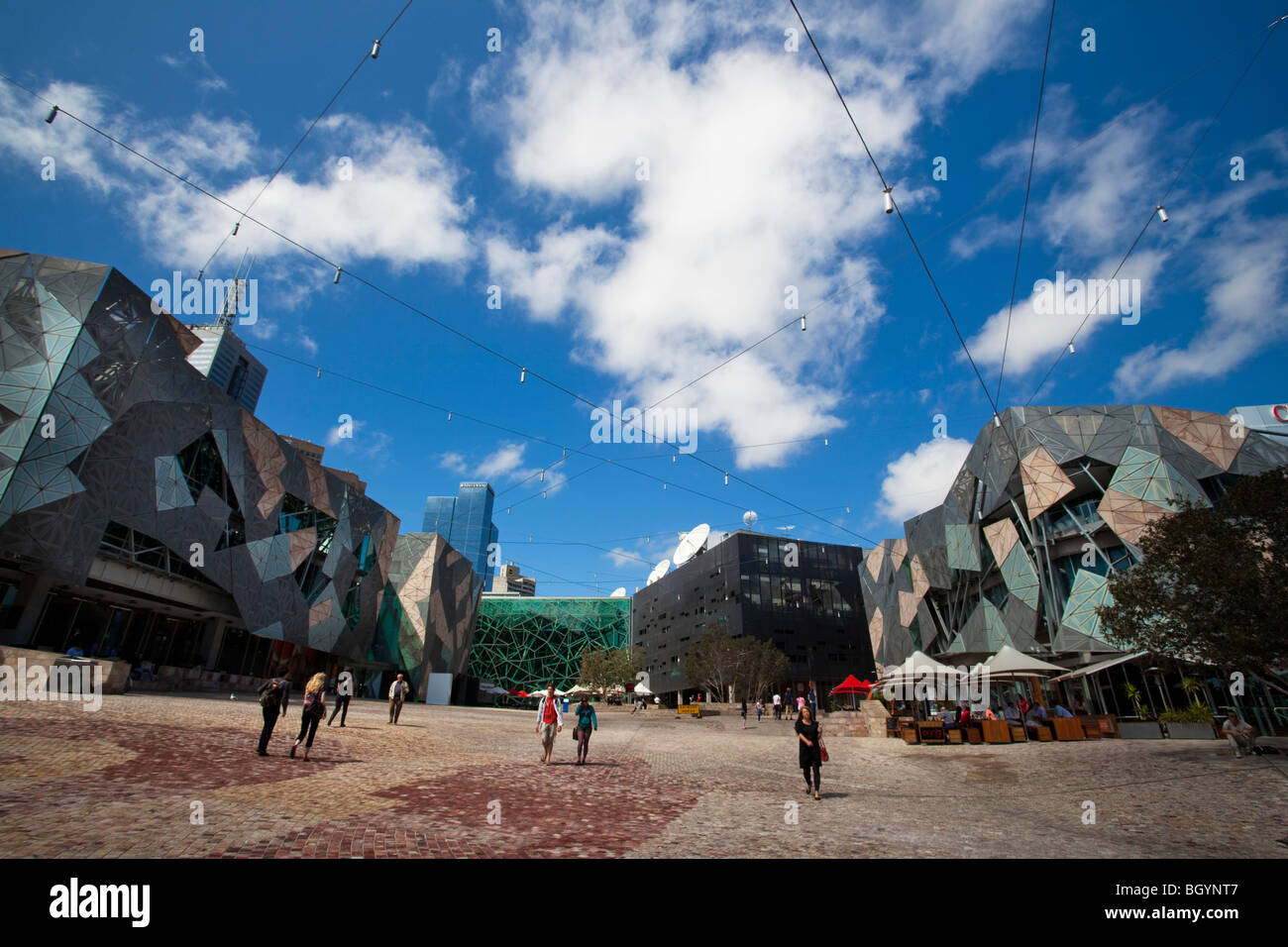 Federation Square, Melbourne. Sur la gauche est le bâtiment Arthur Deakin. Le centre est l'Atrium. Banque D'Images