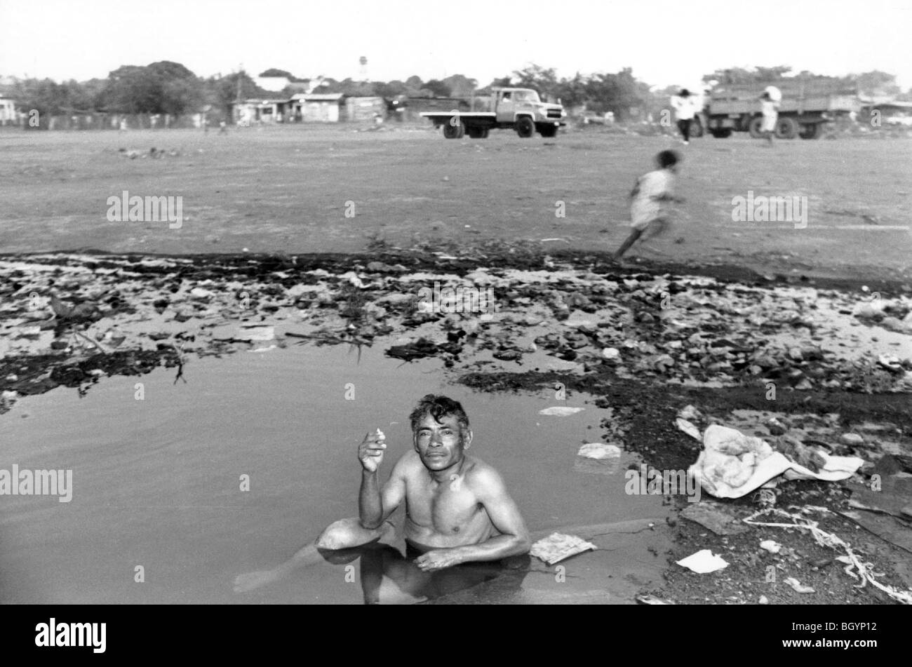 NICARAGUA.RÉFUGIÉE DE ZONE DE GUERRE AYANT UNE BAIGNOIRE(La Cité Interdite Rainbow photo-livre publié par la queue du serpent, Londres, 1992) Banque D'Images
