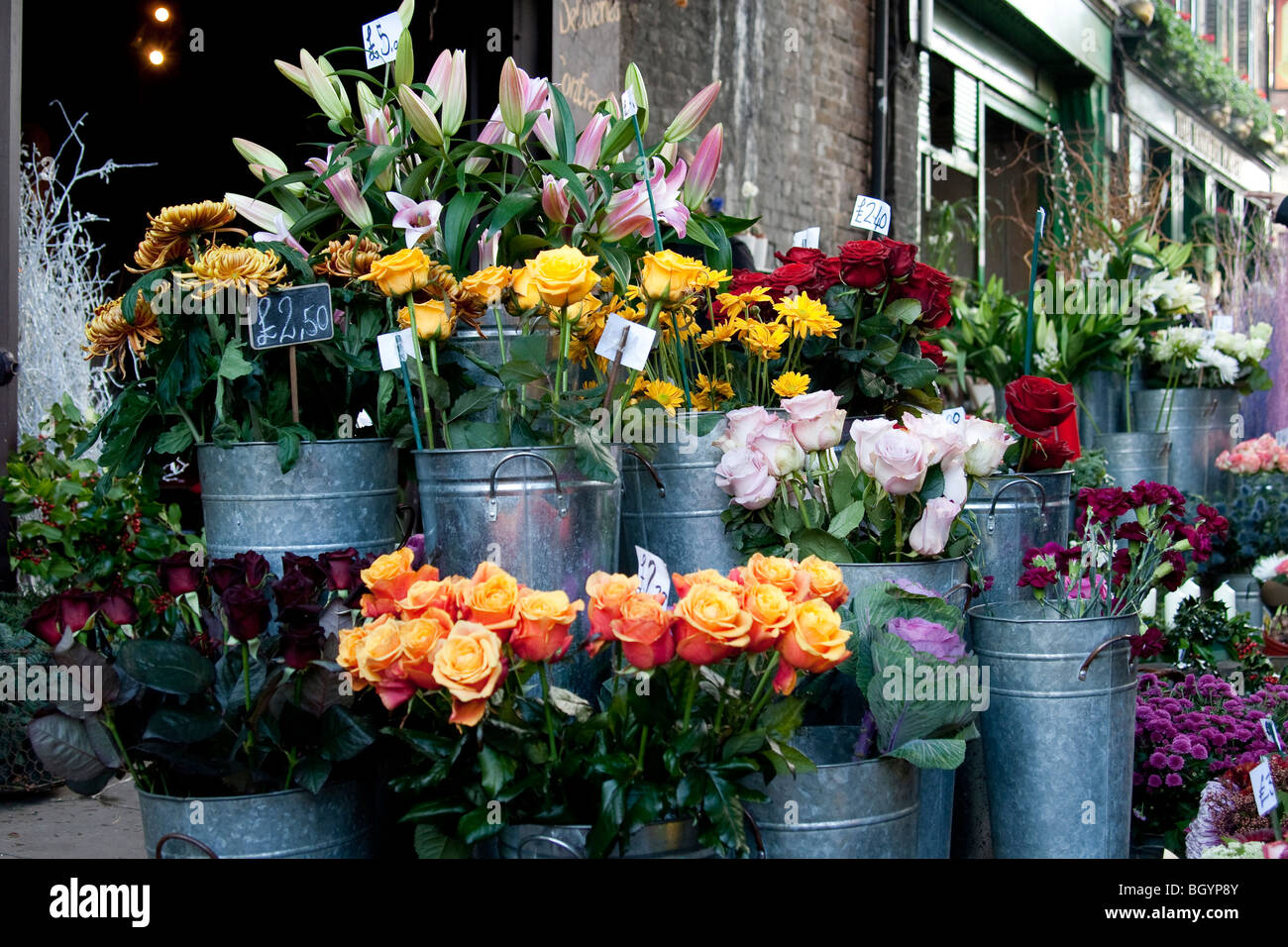 Un étal de fleurs à Borough Market, le sud de Londres. Banque D'Images