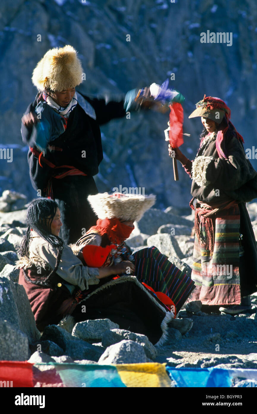 Pèlerins tibétains au Drolma La pass, Mont Kailash Banque D'Images