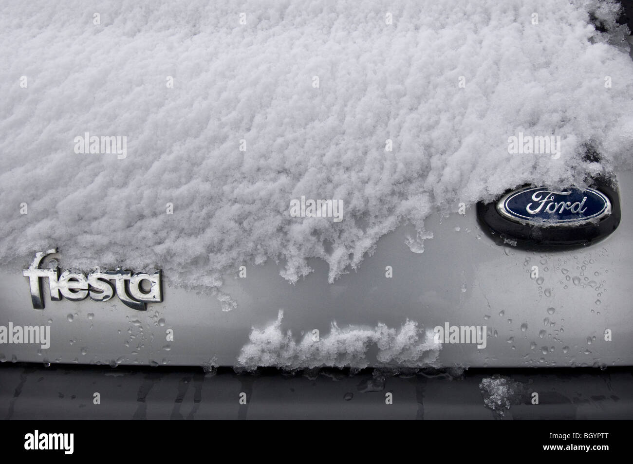 Vue arrière d'une Ford Fiesta à hayon recouvert de neige Banque D'Images