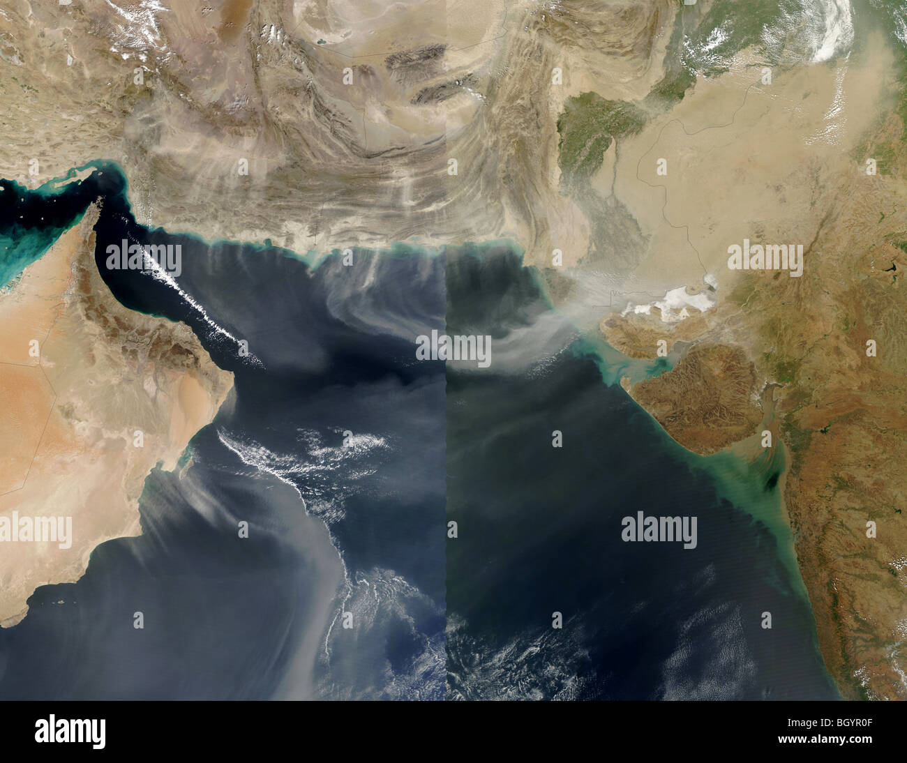 Le Pakistan comme vu par satellite. Les petits rectangles rouges sont sources de chaleur(visible à 100  %), généralement d'incendies. Crédit NASA Banque D'Images