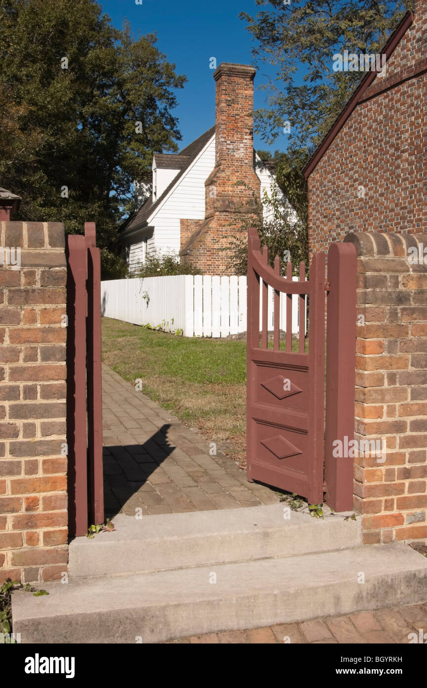 Stock photo d'une porte ouverte dans la ville coloniale de Williamsburg, VA, USA. Banque D'Images