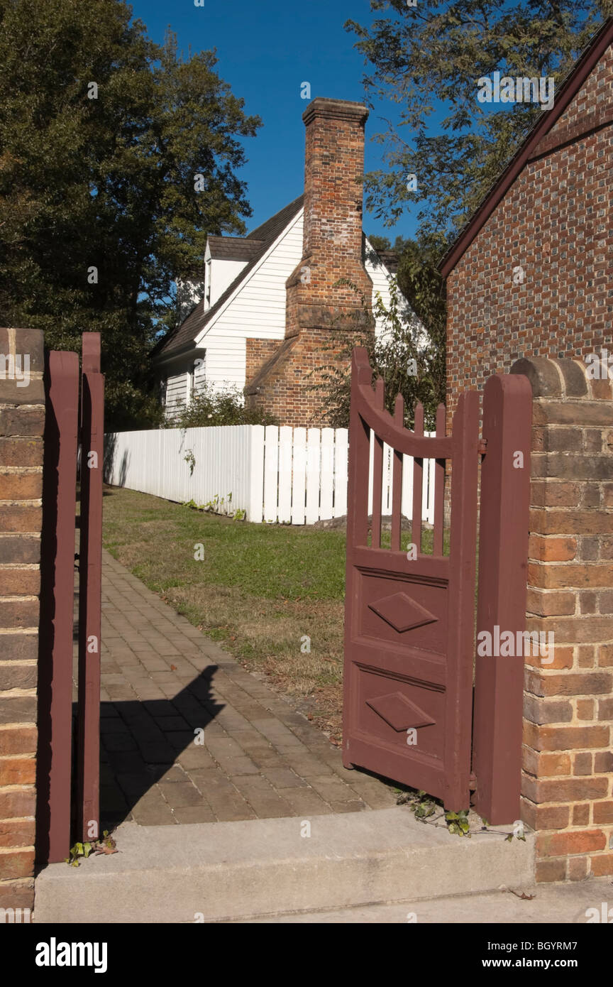 Stock photo d'une porte ouverte dans la ville coloniale de Williamsburg, VA, USA. Banque D'Images