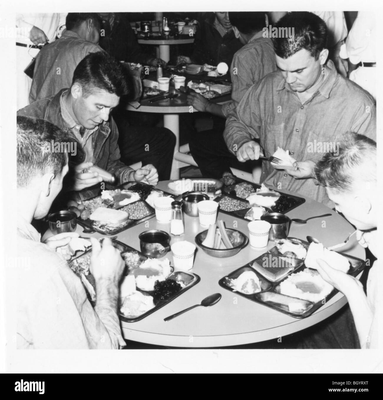 Les détenus de manger en salle à manger. Remarque le métal et des ustensiles. Nebraska State Penitentiary. Années 1940 et 1950. Banque D'Images