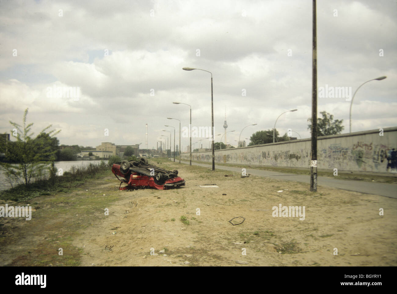 Une voiture est renversée et abandonné près du mur de Berlin en mai 1991 peu avant l'effondrement de l'Union soviétique. Banque D'Images