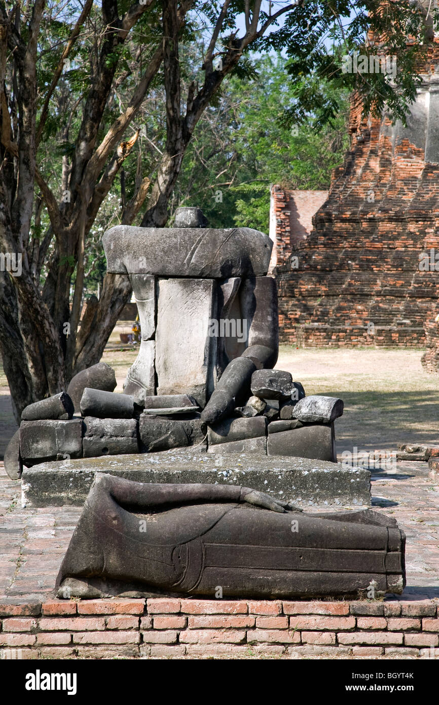 Bouddha sans tête présents statuts. Wat Ratchaburana. Parc historique d'Ayutthaya. Thaïlande Banque D'Images