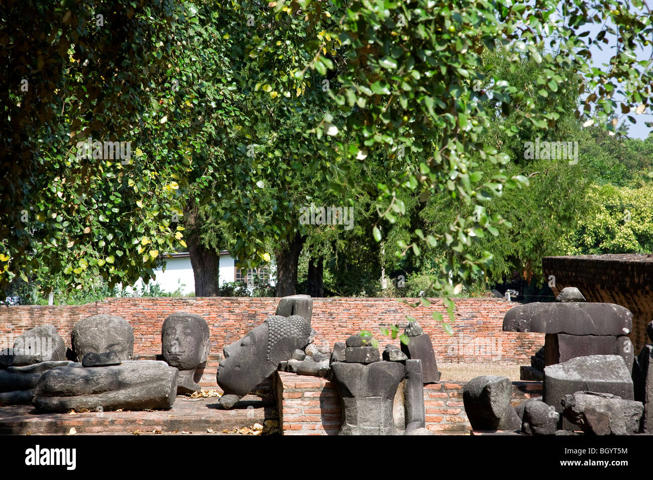 Bouddha sans tête présents statuts. Wat Ratchaburana. Parc historique d'Ayutthaya. Thaïlande Banque D'Images