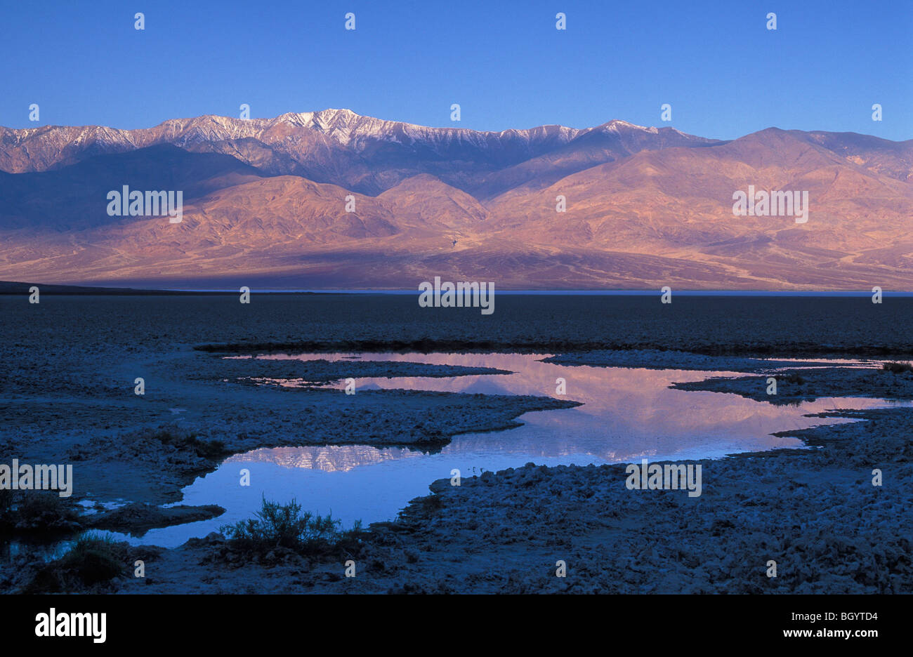 Bassin de Badwater et la Panamint Mountains, Death Valley National Park, en Californie. Banque D'Images