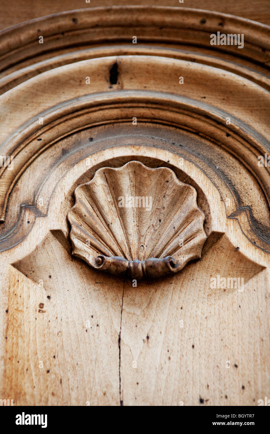 Détail d'une vieille porte en bois sculpté avec shell. Briancon, Hautes Alpes, France Banque D'Images
