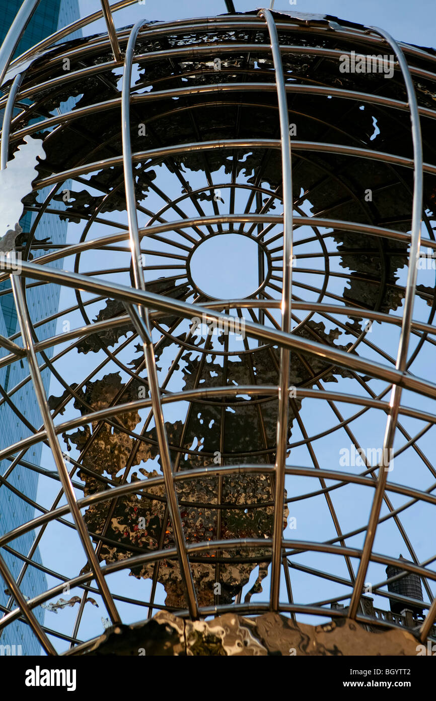 Vue sur le Time Warner Center et l'Unisphere réplique sur Columbus Circle, Manhattan, à New York City Banque D'Images
