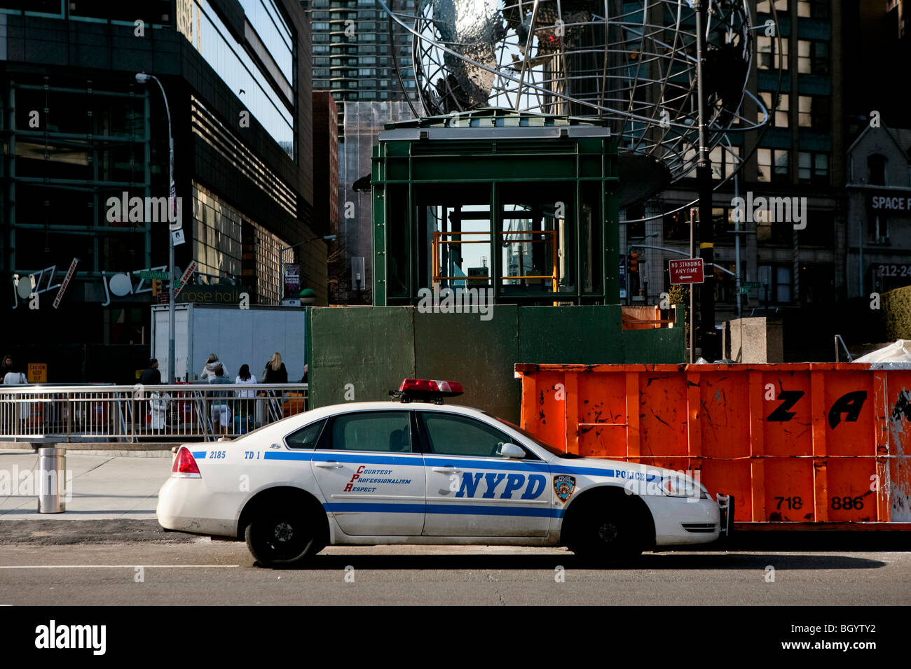 Une voiture de la police est garée devant le Time Warner Center à New York City Banque D'Images