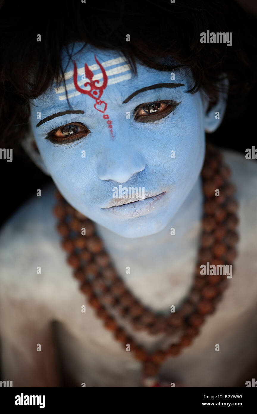 Jeune Indien, visage peint comme le dieu hindou Shiva sur un fond noir. L'Inde Banque D'Images