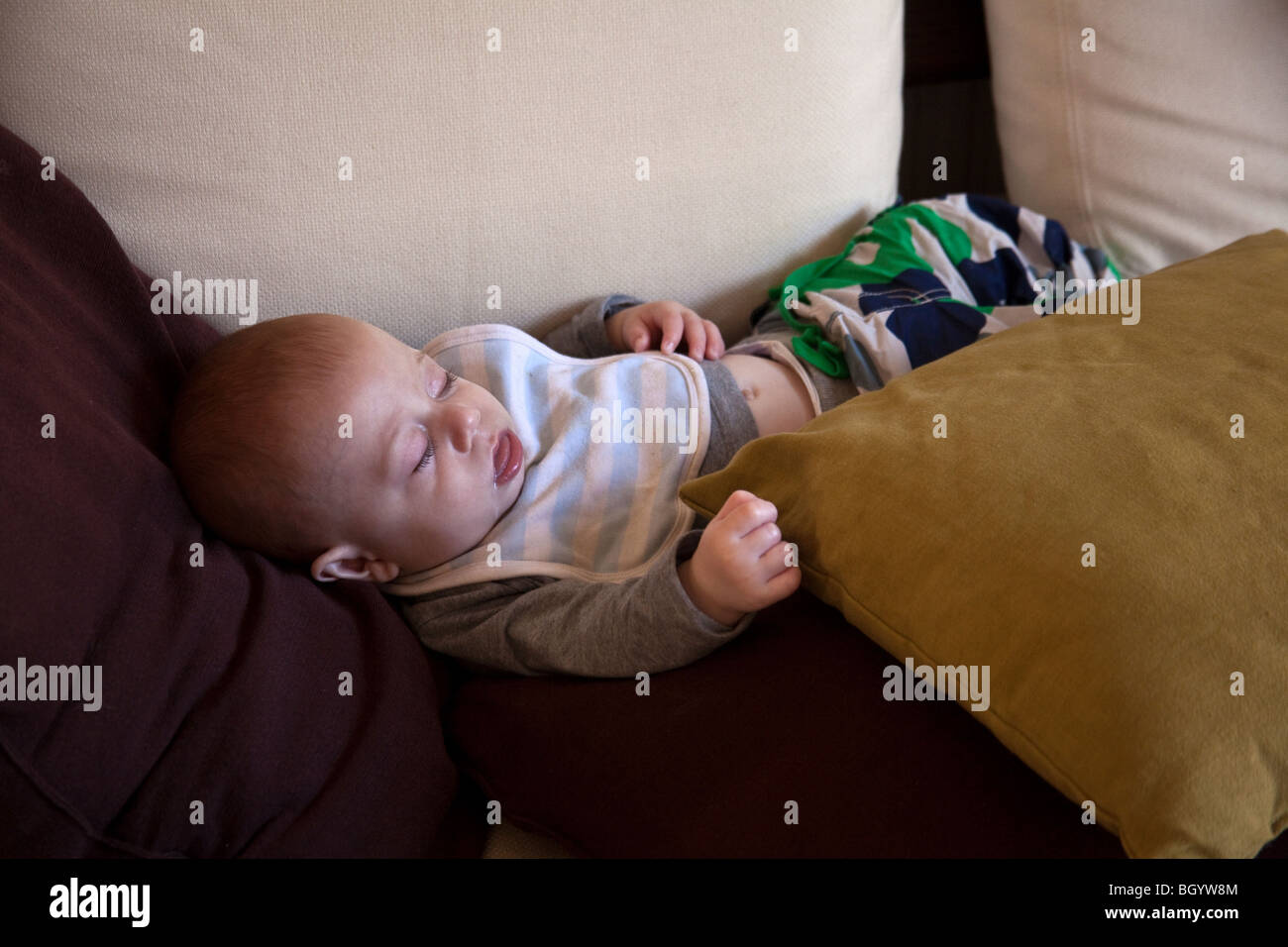 Six mois du garçon endormi sur le canapé. Londres, Angleterre. Banque D'Images