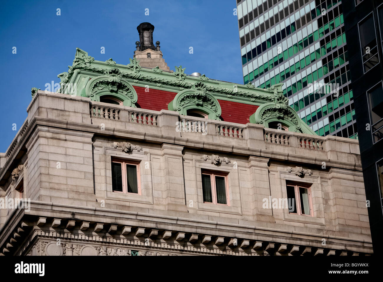 Le centre-ville de New York et façade d'architecture ancienne et moderne des bâtiments. Banque D'Images