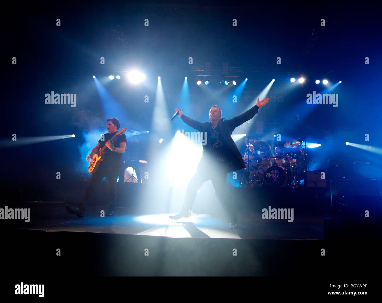 Jim Kerr, chanteur du groupe écossais des années 80, Simple Minds, effectue le long avec la bande à Banja Luka, le 12 novembre, 2009 Banque D'Images