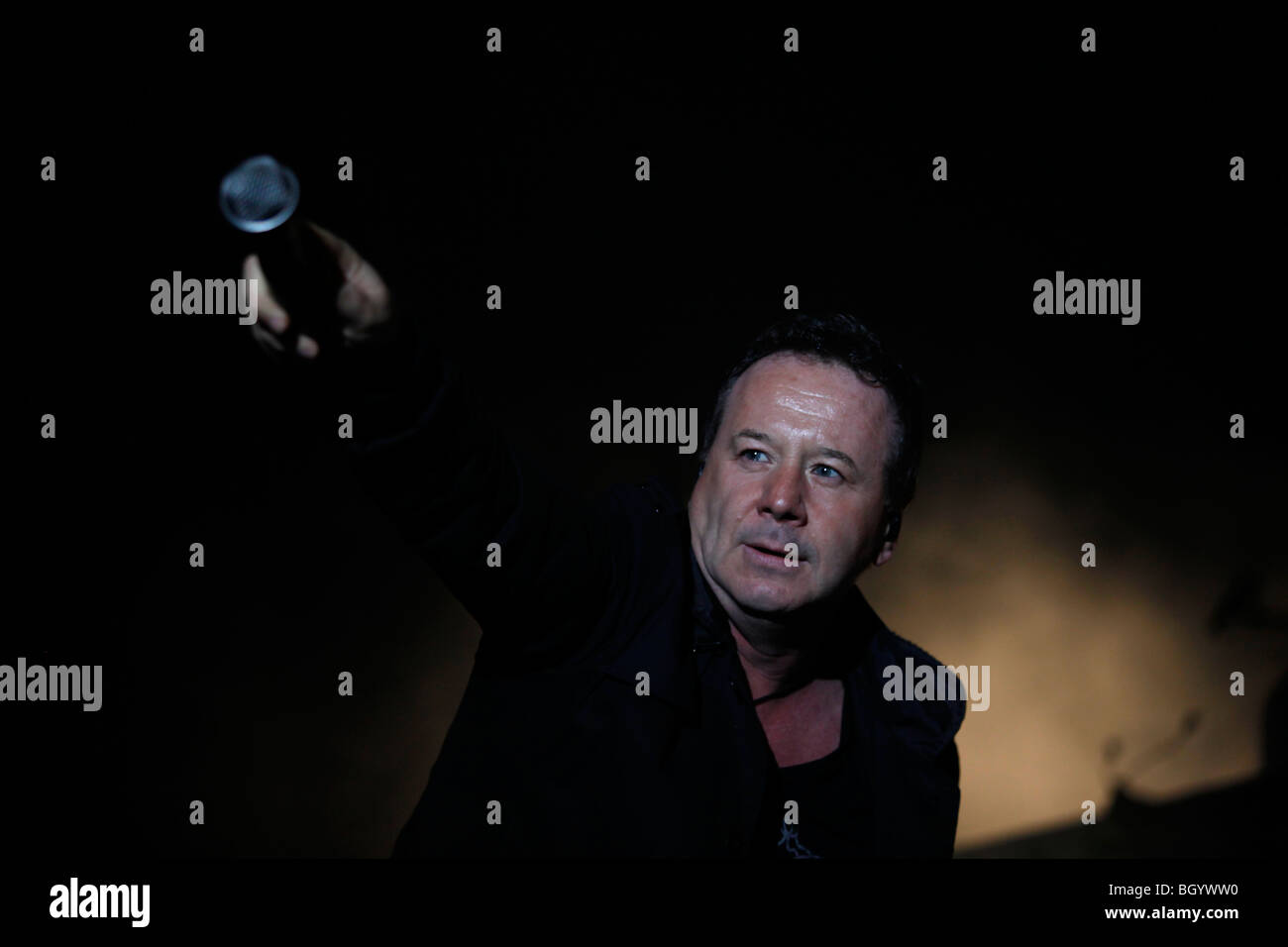 Jim Kerr, chanteur du groupe écossais des années 80, Simple Minds, effectue le long avec la bande à Banja Luka, le 12 novembre, 2009 Banque D'Images