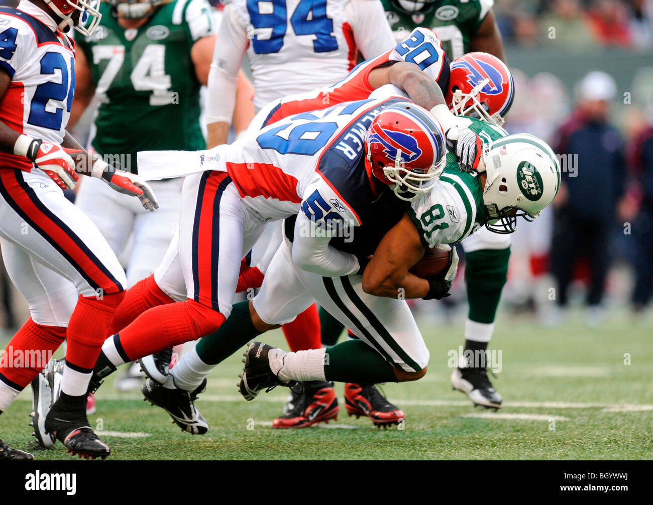 Dustin Keller # 81 de la New York Jets est abordé par Aaron Maybin # 58 de la Buffalo Bills Banque D'Images