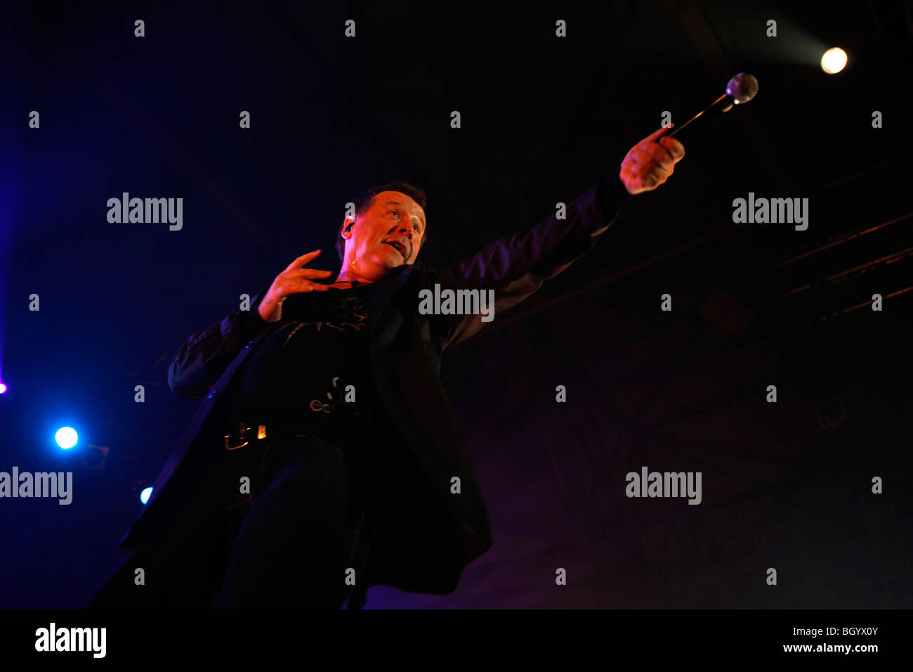 Jim Kerr, chanteur du groupe écossais des années 80, Simple Minds, effectue le long avec la bande à Banja Luka, le 12 novembre, 2009 Banque D'Images