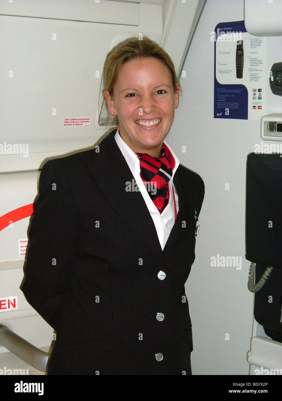 Femme de l'équipage de cabine de British Airways à l'intérieur des aéronefs, l'aéroport de Heathrow, Londres, Angleterre, Royaume-Uni Banque D'Images