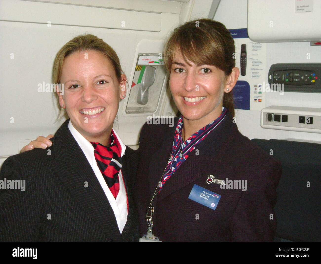 Femme de l'équipage de cabine de British Airways à l'intérieur des aéronefs, l'aéroport de Heathrow, Londres, Angleterre, Royaume-Uni Banque D'Images