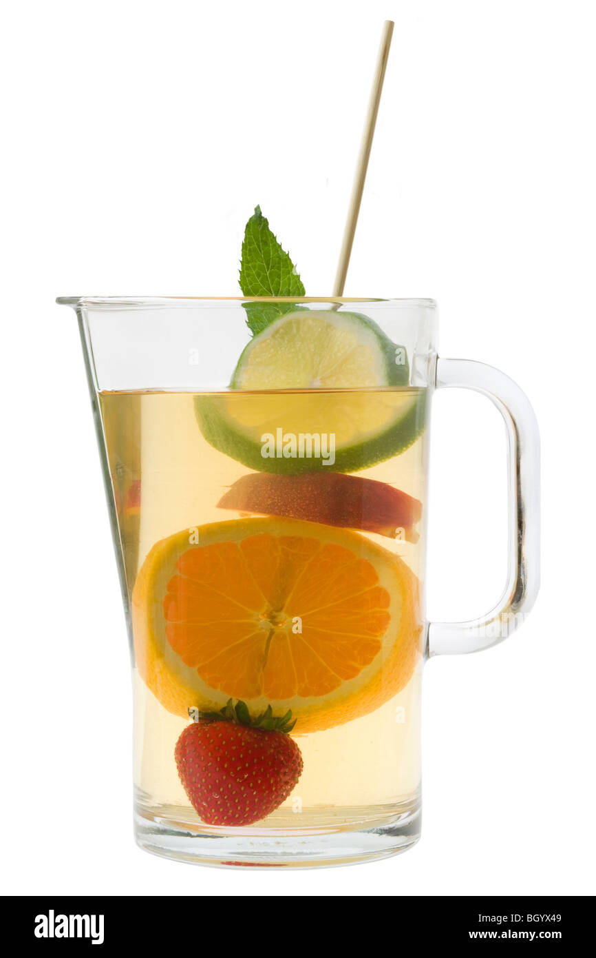 Vin blanc aux fruits Sangria Sangria dans une cruche sur un fond blanc Banque D'Images