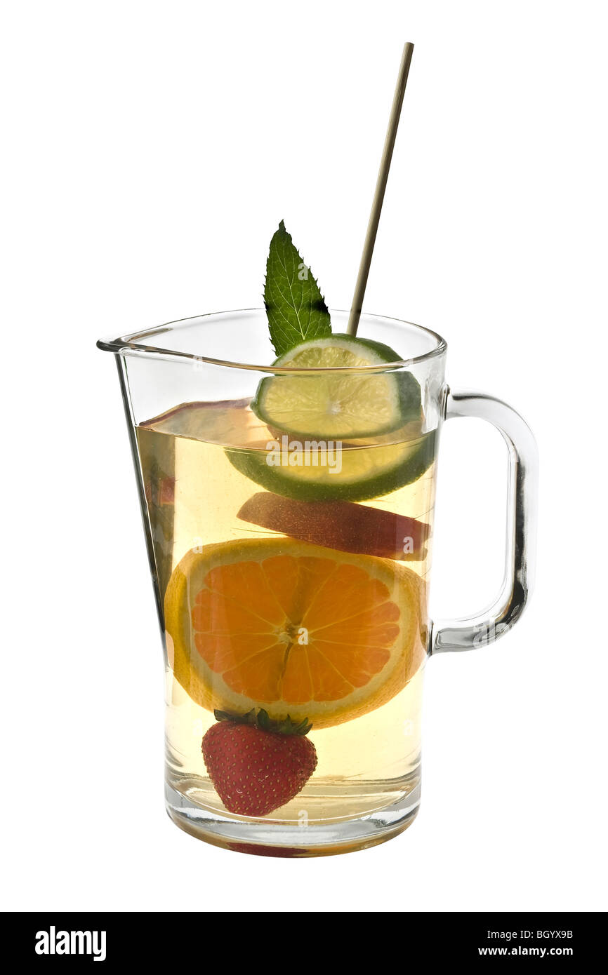Vin blanc aux fruits Sangria Sangria dans une cruche sur un fond blanc Banque D'Images